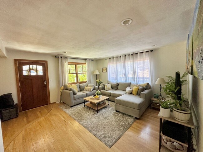 Foto del edificio - Charming 3 Bedroom 2 Bathroom Single Family Home Available June 5th *DO NOT DISTURB TENANT*