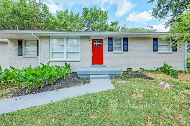 Foto del edificio - 562 Whispering Hills Dr