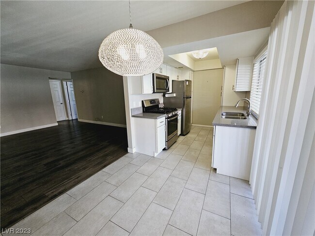Building Photo - 1405 Vegas Valley Dr