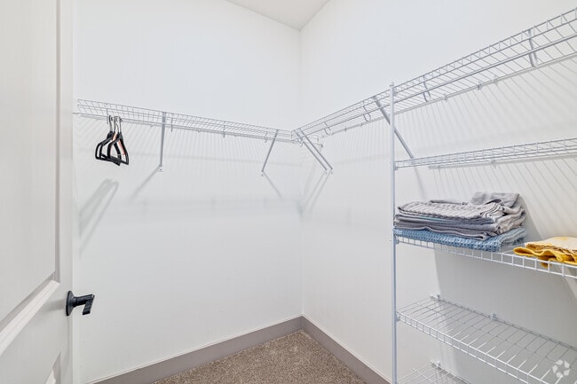 1BR, 1BA - 614SF - Closet - Sphere