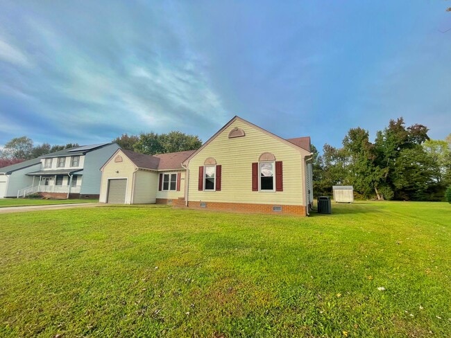 Building Photo - Spacious 3 bedroom, 2 bath property on ove...