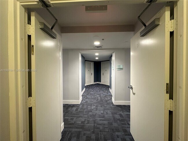 Foto del edificio - 150 Sunny Isles Blvd