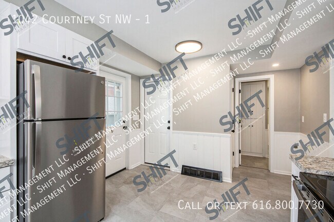 Building Photo - 1042 Courtney St NW
