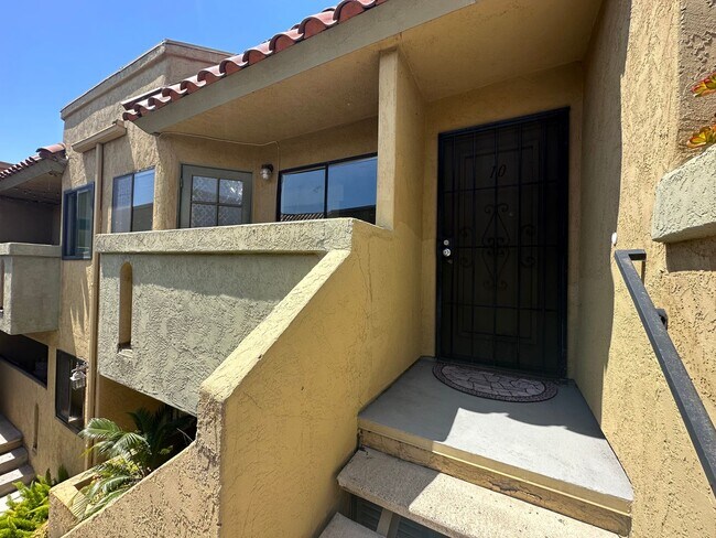 Building Photo - Charming 2B/1BA Second Floor Condo in Nort...