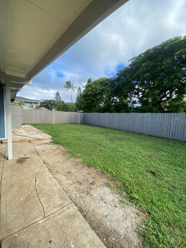 Building Photo - Beach House Rental in Waianae - Available Now