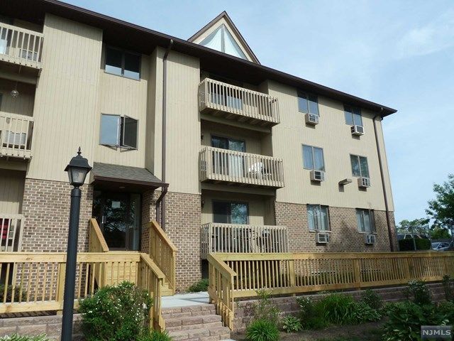Foto principal - 651 Riverside Ave