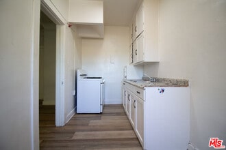 Building Photo - 1316 N Mariposa Ave
