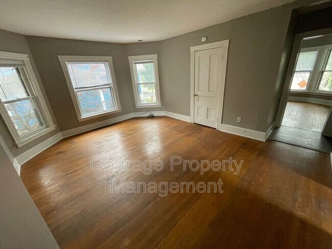 Building Photo - 962 College Ave