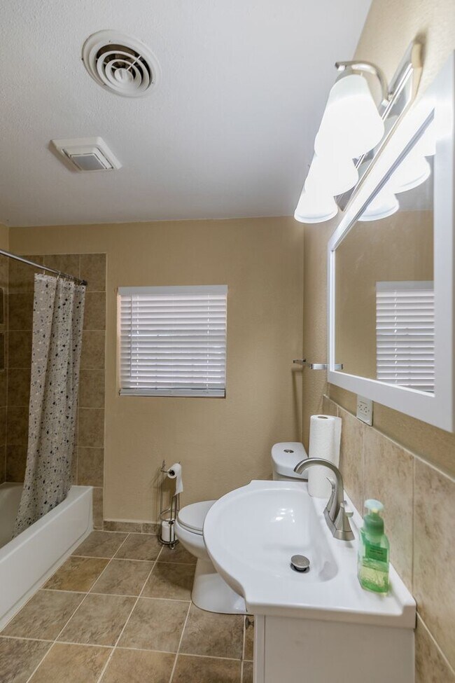 Foto del edificio - Cozy 3 Bed 2 Bath Home - Pets on Owner Approval!