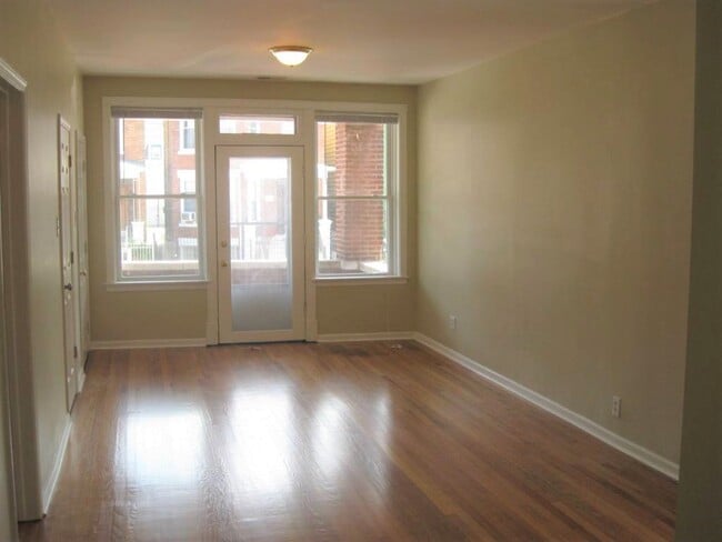 Building Photo - 3638 W Diversey Ave