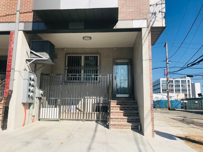 Building Photo - 430 N 9th St