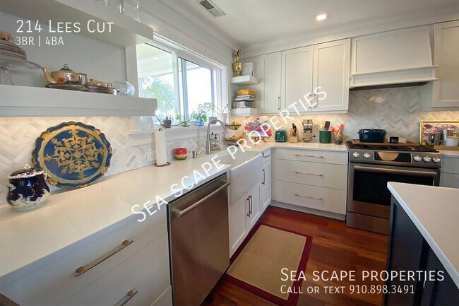 Building Photo - LUXURY Waterfront Townhome located on the ...