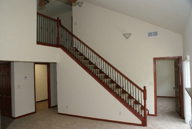 Building Photo - 1717 River View Ave