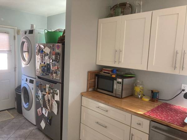 kitchen with door to large back yard - 3336 Cardiff Ave