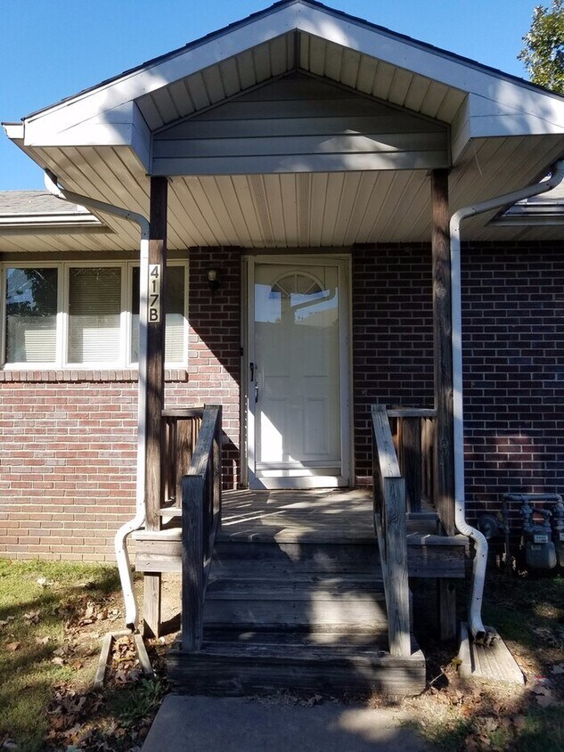 Primary Photo - Nice 2 bedroom 1 bath duplex.
