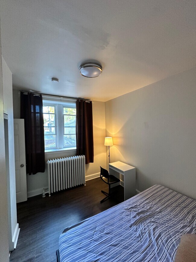 Building Photo - Large high ceiling 2 Bedroom -241 Queen St S