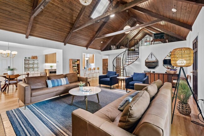 Building Photo - 103 SW E St