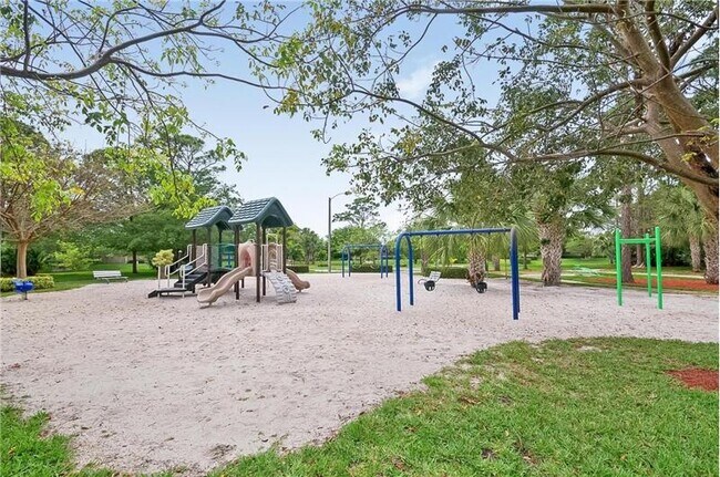 Building Photo - 404 4th Ln
