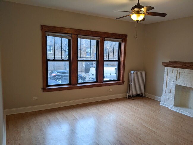 Building Photo - 1609 W Albion Ave