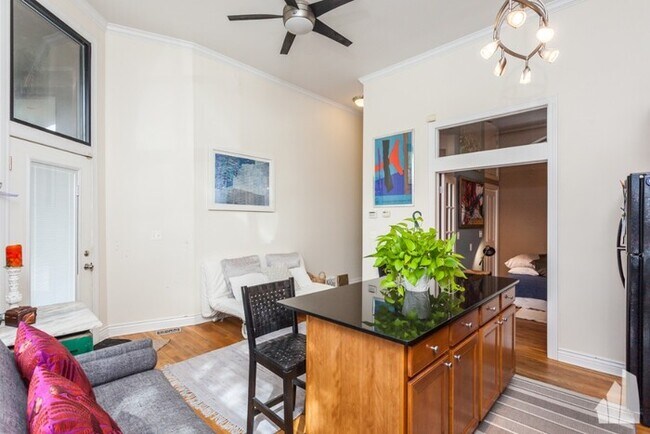 Building Photo - 2 bed/1 bath Loft on a tree lined street i...