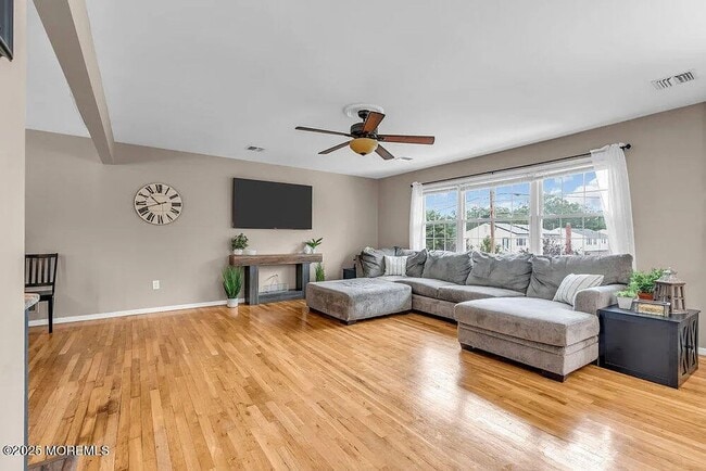 Foto del edificio - 61 Lynn Dr