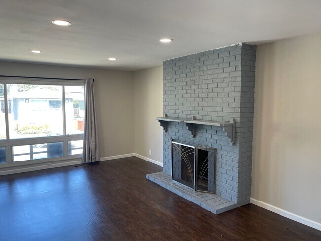 Building Photo - Super updated 4 bedroom 2 bath House Pacifica