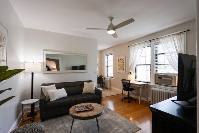 Foto del edificio - 374 Chestnut Hill Ave