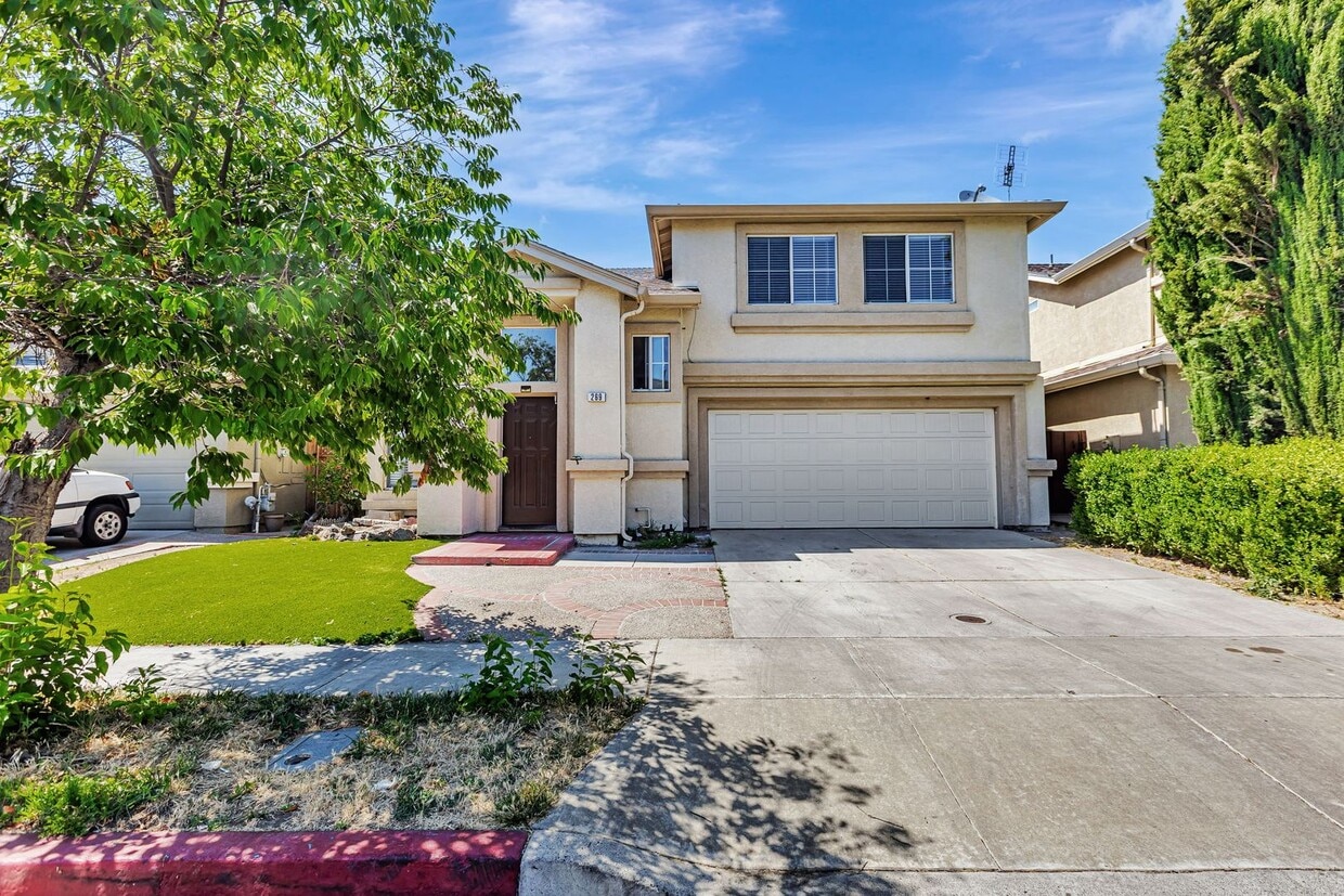 Primary Photo - Beautiful Bright and Airy 4-Bedroom House ...