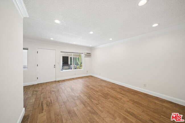 Foto del edificio - 7209 Willoughby Ave