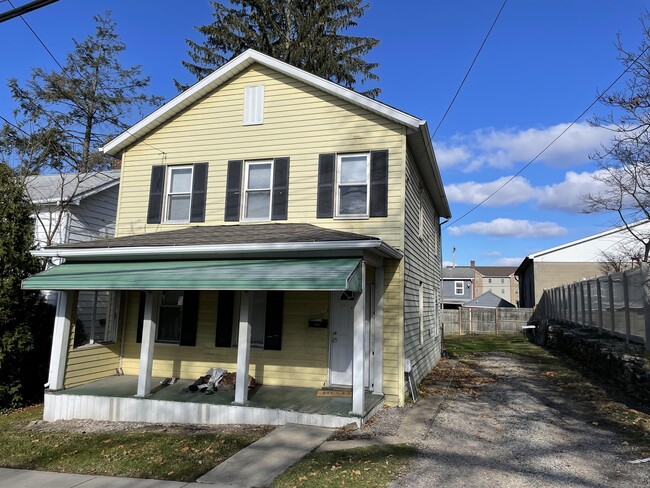 Building Photo - 215 Robin St