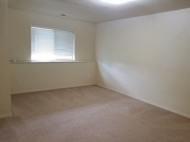 Building Photo - 3 br, 1.5 bath House - 311 Kelly Rd. #1