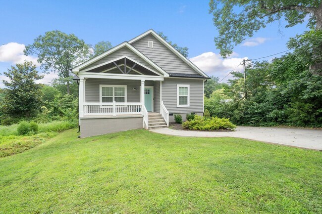 Building Photo - Lovely 3 BR, 2 BA Home Convenient to Downt...