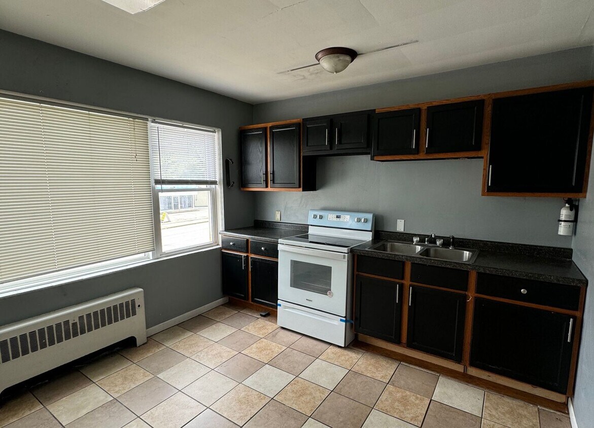 101 W Willow Dr Unit 4, Roseland, IN 46637 Room for Rent in Roseland