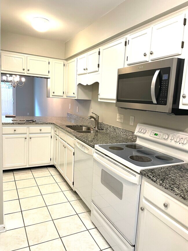 Kitchen - 704 Heritage Pkwy