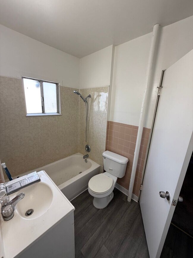Foto del edificio - TWO BEDROOM MULTI UNIT HOME IN BELLFLOWER-...