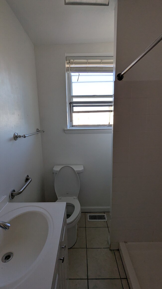 Building Photo - 1704 Georges Ln