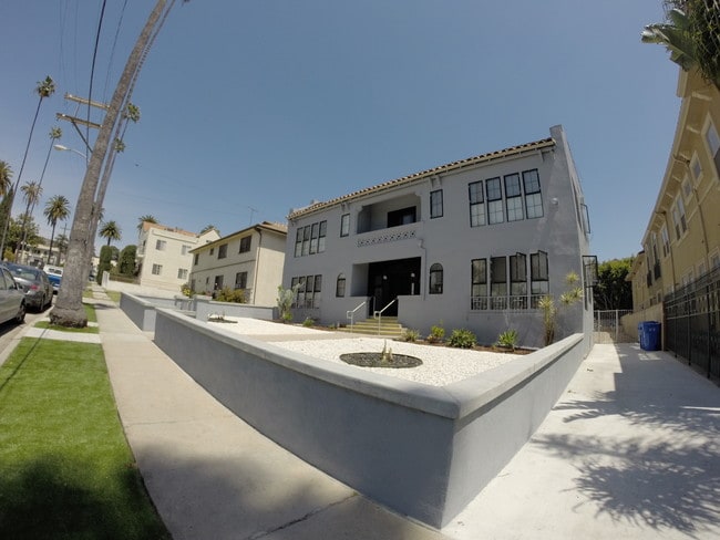 Building Photo - 2050 Dracena Dr.