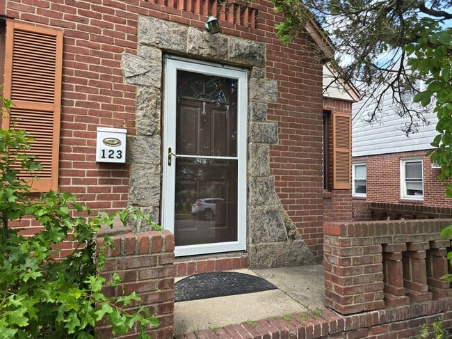 Building Photo - 123 Nugent St