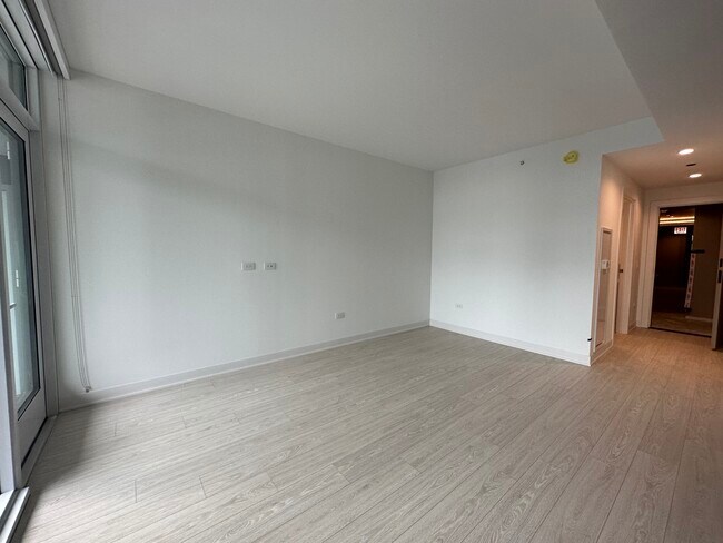 Building Photo - 370 N Desplaines St