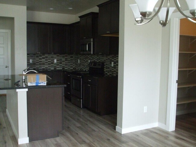 Foto del edificio - Beautiful  4 bed, 2.5 bath 2 car with extra deep bay and an additional office