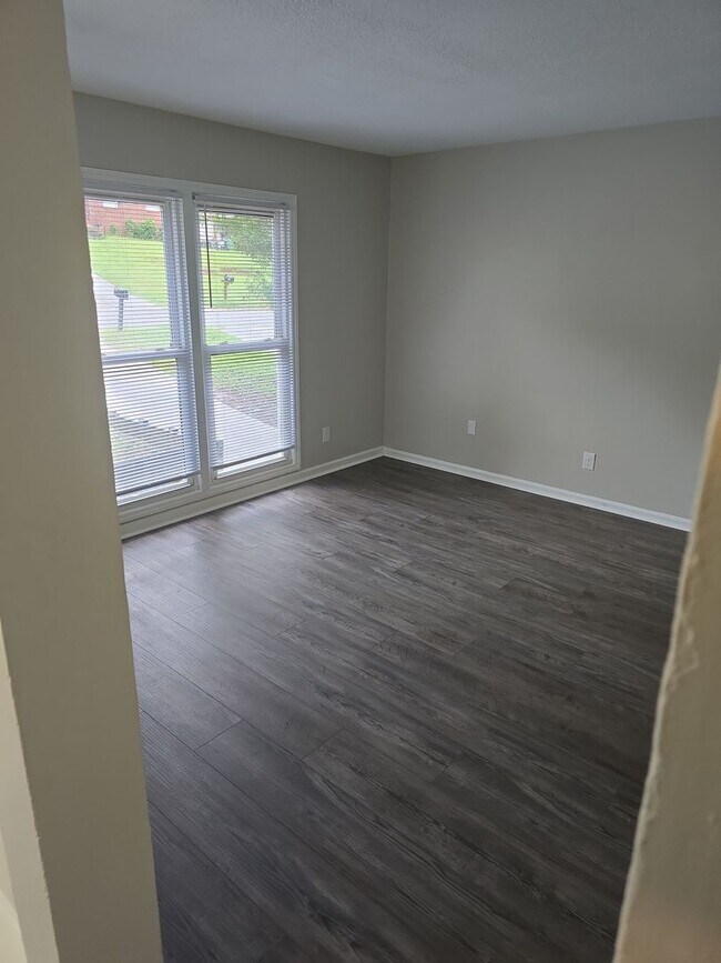 Foto del edificio - 4 or 5 Bedroom 1.5 bath 2 story house