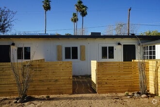 Building Photo - 2346 W Orangewood Ave