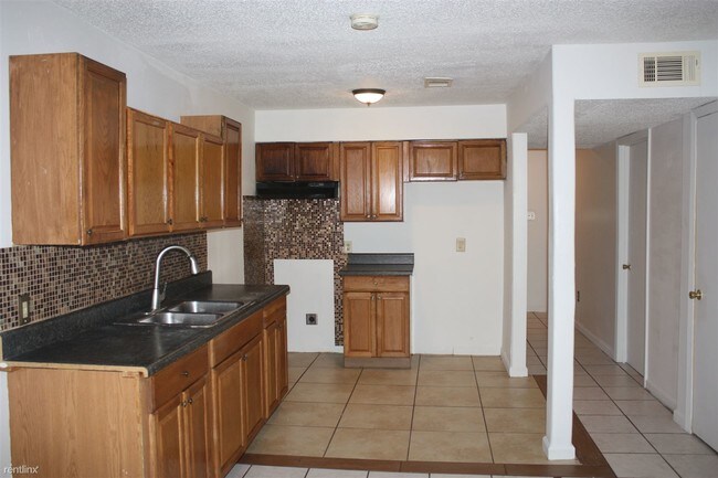 Building Photo - 4 br, 2 bath Townhome - 550 Holmes Blvd