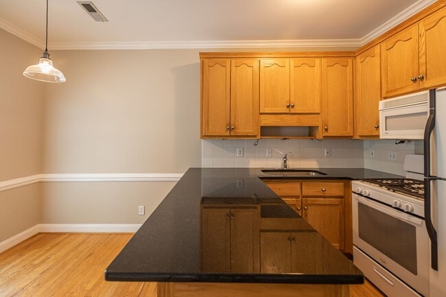 Building Photo - TH - End Unit Close to Downtown!  Just Pai...