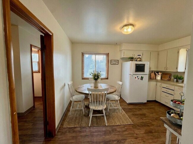 Foto del edificio - $1,000 off first months rent! Quick Move In! 3 bedroom, 1.5 Bath Home with attached garage in Lov...