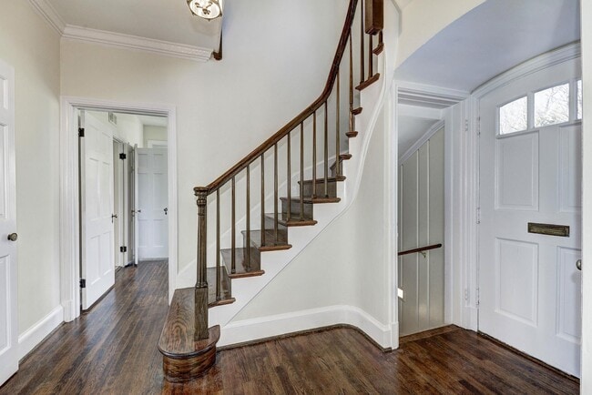 Building Photo - 4910 Hillbrook Ln NW