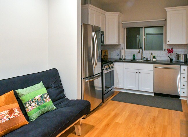 Espacio abierto (cocina y sala de estar) - 2011 S West View St
