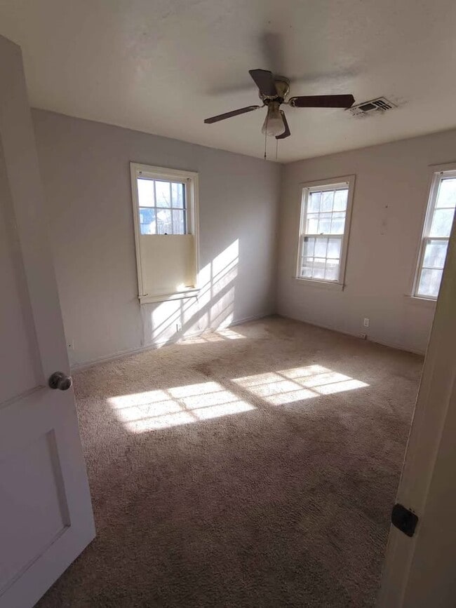 Building Photo - 207 E Chestnut Ave