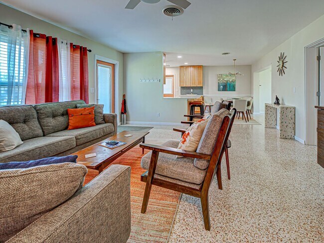 Building Photo - Seasonal Rental Near Venice – Pet-Friendly...