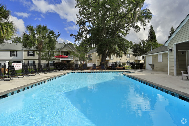 Amenity: Pool - Bridge Pointe Apartments and Townhomes